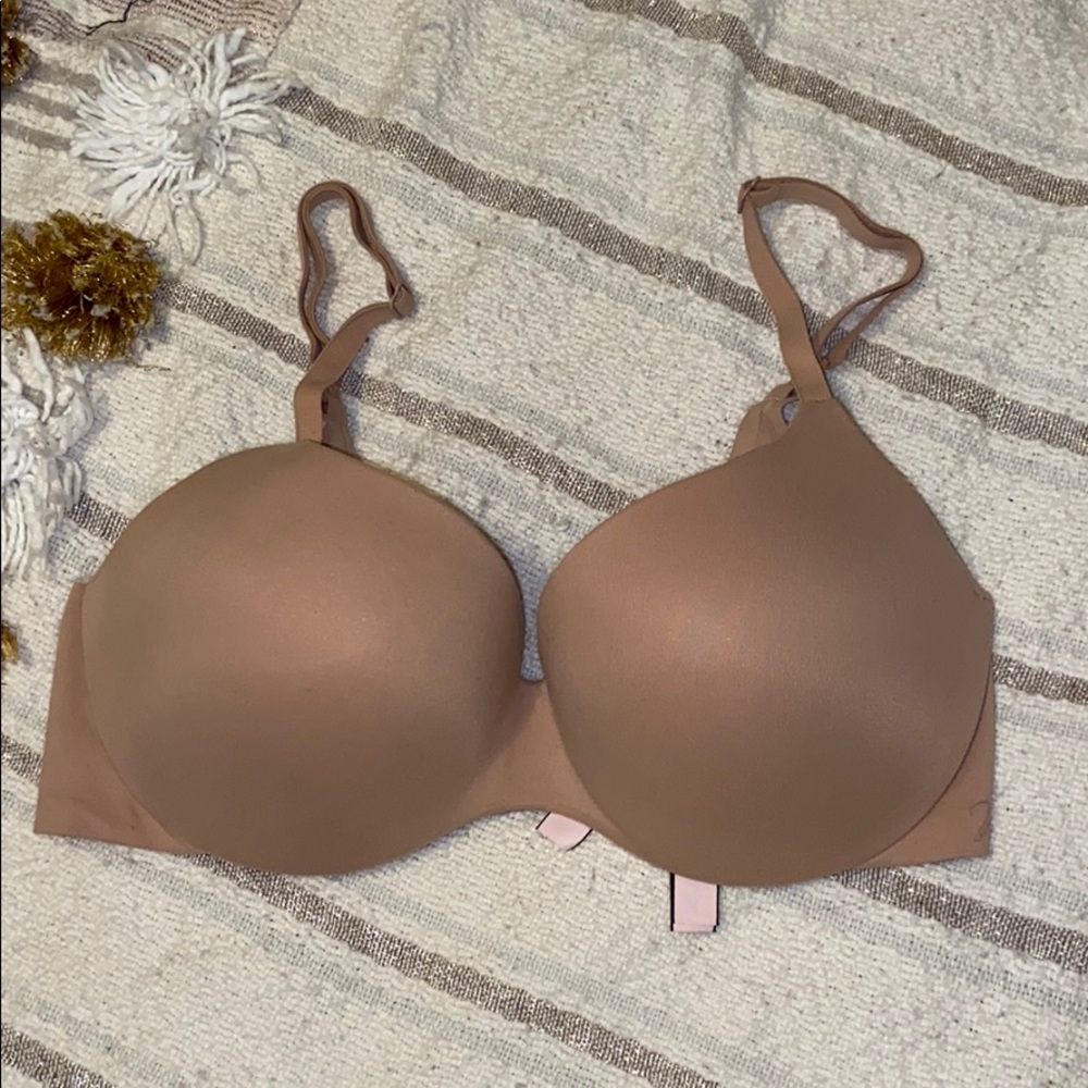 Victoria’s Secret “incredible bra” Demi